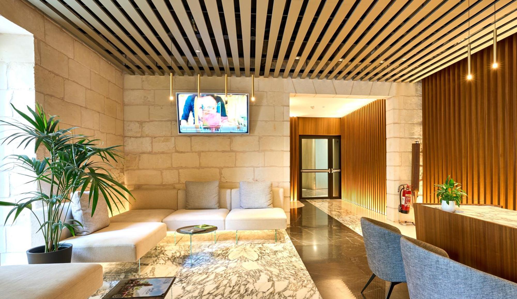 Elegant One Bedroom With A Stunning Seaview